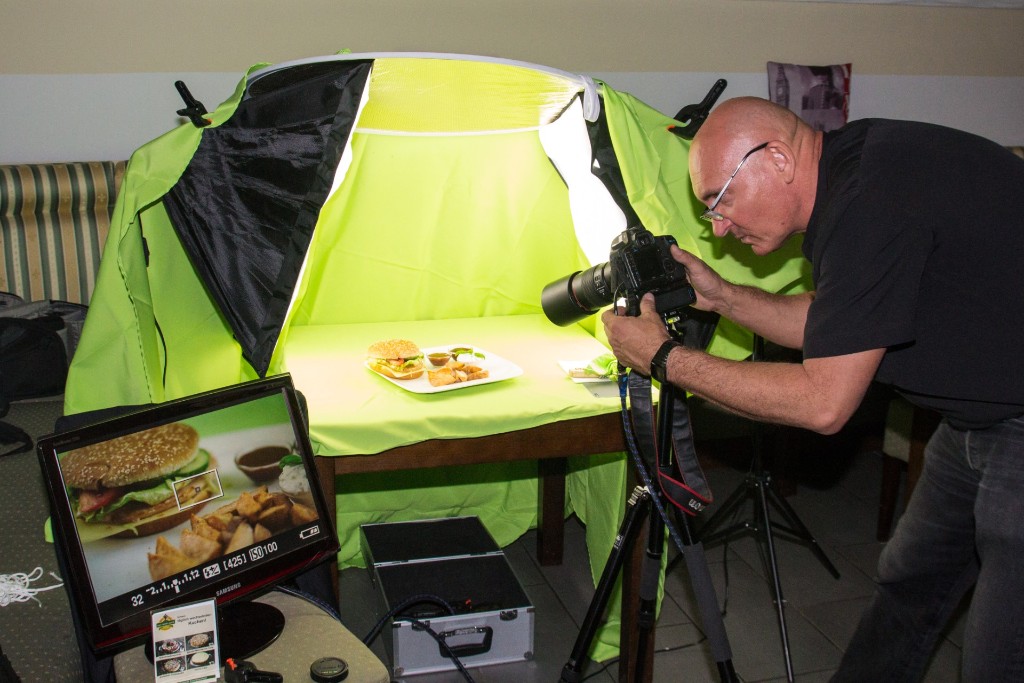 Fotograf fotografiert Food vor Green mit Makro