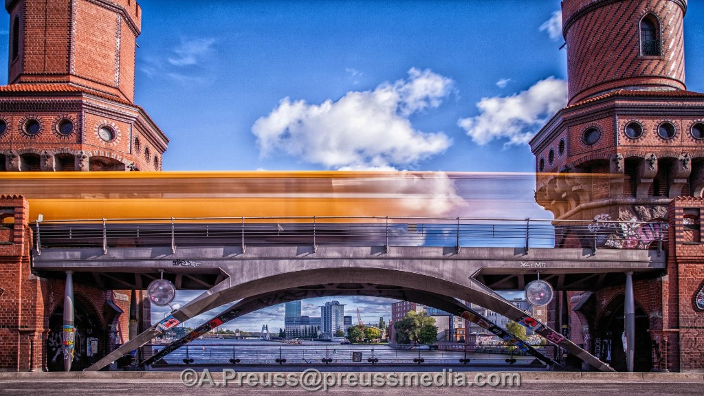 Künstlerisches Foto der Warschauer Brücke in Berlin mit U-Bahn Aufnahme Langzeitbelichtung